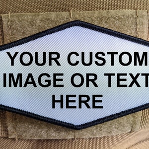 Könnte beinhalten: Ein weißer Patch mit schwarzen Nähten und einer sechseckigen Form. Der Patch hat schwarzen Text, der "YOUR CUSTOM IMAGE OR TEXT HERE" lautet.