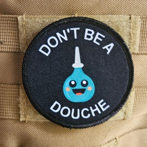 Op de afbeelding: Een zwart-witte patch met de tekst "Don't be a douche" en een blauwe cartoon-klysma met een smiley.
