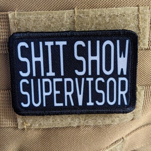 シットショー監督面白いパッチ 2" x 3" インチ 士気パッチ フックとループの裏地 黒と白