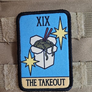 Può includere: Toppa rettangolare con sfondo blu raffigurante un contenitore da asporto pieno di noodles e bacchette. La toppa presenta il testo "XIX" e "THE TAKEOUT" in nero. Due stelle gialle affiancano il contenitore da asporto. La toppa è bordata di nero.