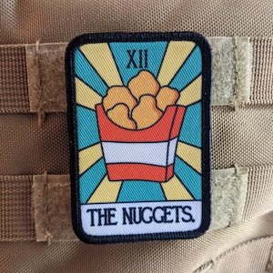 Parche moral divertido y lindo de 2" x 3" con la carta del tarot Tendies de NUGGETS con respaldo de velcro educativo