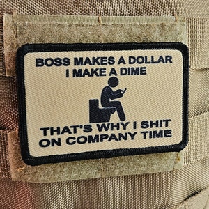 Il capo guadagna un dollaro, io guadagno un centesimo, ecco perché cago durante l'orario di lavoro Toppa morale da 2"x3" con retro in velcro marrone chiaro