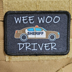 SHERIFF Wee Woo ドライバー 保安官署 カードライバー 面白いブラウンバージョン 2&quot;x3&quot; 取り外し可能な士気パッチ フックとループの裏地付き