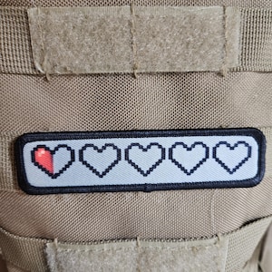 Puede incluir: Un juego de tres tazas de cerámica con un acabado moteado y mate. Las tazas son en tonos crema, gris claro y gris oscuro. Cada taza tiene un diseño simple y minimalista, ideal para café o té.