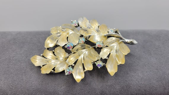 Lisner Leaf/Branch Vintage Brooch - Molded Lucite… - image 6