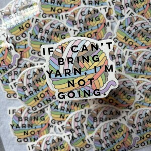 Könnte beinhalten: Eine Ansammlung farbenfroher Aufkleber mit einem Regenbogen-Garnknäuel-Design. Jeder Aufkleber trägt den Text: "Wenn ich kein Garn mitbringen kann, gehe ich nicht."