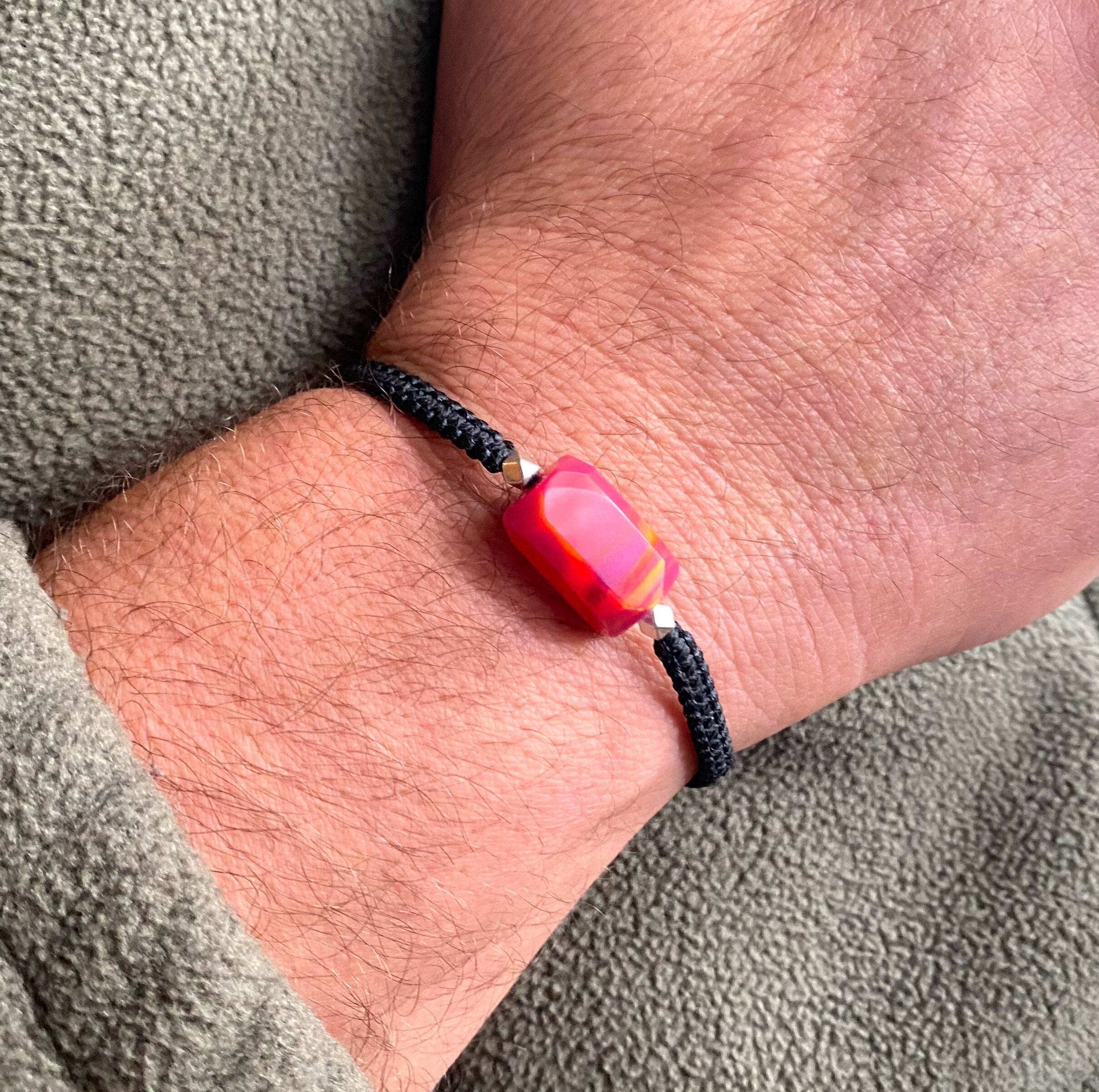 ファイアーオパールブレスレット：レッドブラックワックスコード