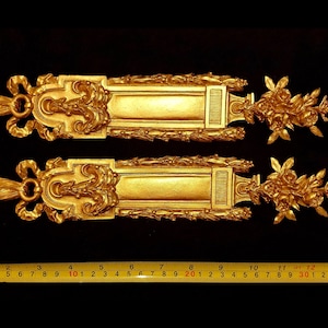 Grande paire de meubles muraux décoratifs en or ou blanc de style français, moulure de fronton, décoration en plastique