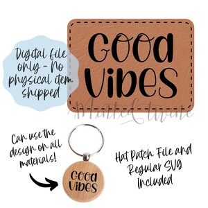 Puede incluir: Una descarga digital de un diseño de Good Vibes. El diseño se muestra en un llavero de cuero marrón y un llavero de madera. El diseño también está disponible como archivo de parche para sombrero y como archivo SVG regular.