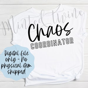 Könnte beinhalten: Weißes T-Shirt mit schwarzem Text, der "Chaos Coordinator" lautet.