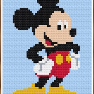 以下が含まれることがあります： 赤いシャツに黄色のボタン、白い手袋、黄色の靴を履いたミッキーマウスの漫画のイラスト。彼は薄い青色の背景に立っています。