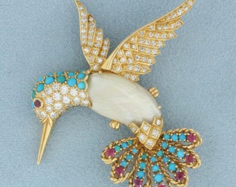 ダイヤモンド、ルビー、ターコイズ、パールをあしらった18Kイエロー