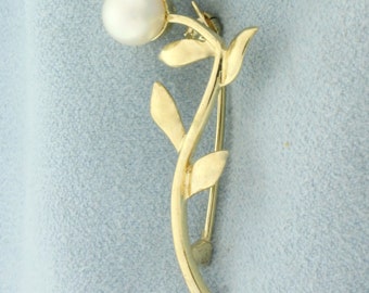 Anstecknadel mit kultivierten Akoya-Perlen und Blumen aus 14-karätigem Gelbgold