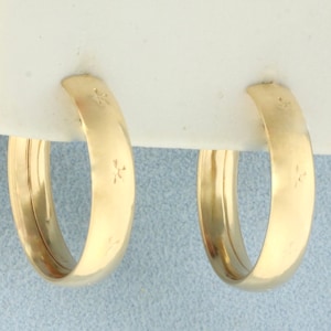 Star Design gegraveerde oorringen in 18k geel goud