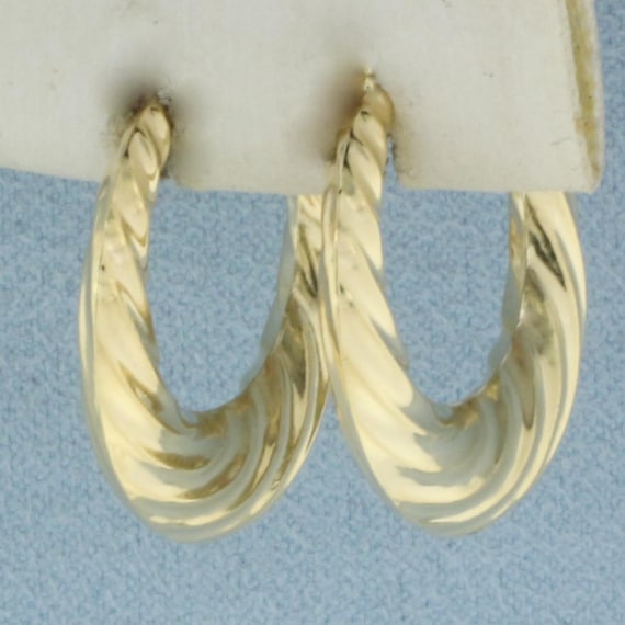 Twisting Design Hoop Earrings in 14k Yellow Gold