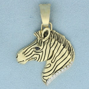Wisiorek Zebra z diamentami i szafirami w 14-karatowym żółtym złocie