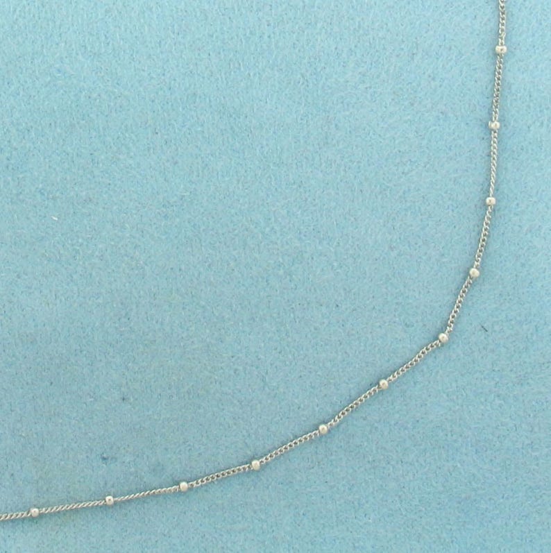 Collar de eslabones curvos de 16 pulgadas con cuentas de bola en oro blanco de 18 k imagen 2