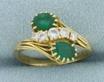 Anillo Toi et Moi de esmeralda y diamantes en oro amarillo de 18 k