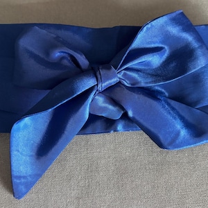 Corbatón de estilo Regencia para hombre. Corbata ajustable azul rey de estilo vintage.