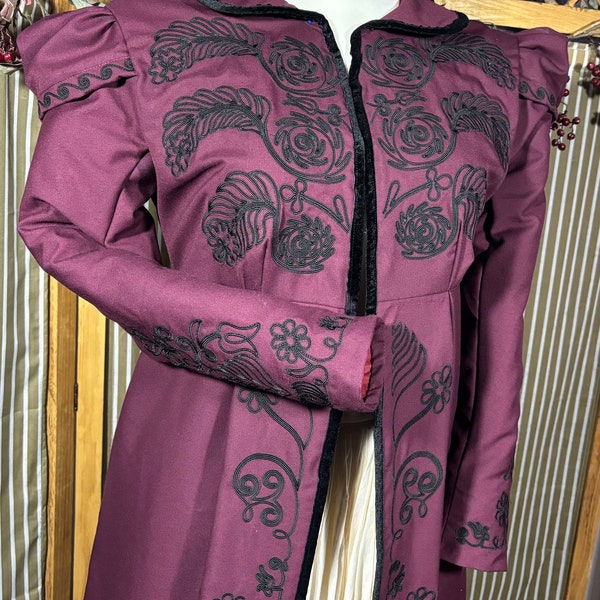 Pelisse brodée de style Régence pour femme. Réplique de musée du manteau du XIXe siècle. Déguisement Jane Austen