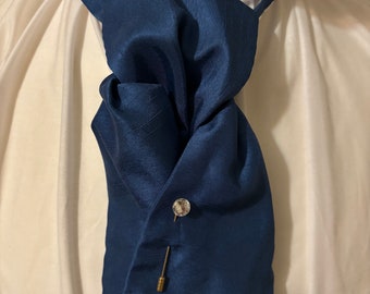 men’s Victorian style cravat & tie pin.  Blue ascot.