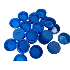 8 tapas de plástico azules para botellas, ideales para manualidades o proyectos artísticos. Tamaños: 1 1/2" (reciclaje, reutilización).