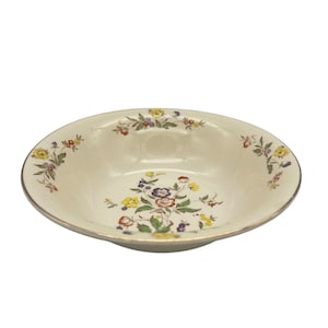 Op de afbeelding: Crèmekleurige, ovale keramische kom met een gouden rand. De kom is versierd met een bloemmotief met gele, paarse en rode bloemen en groene bladeren. Het ontwerp is symmetrisch geplaatst.