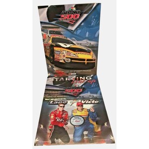 Puede incluir: Un programa de recuerdo para la carrera Daytona 500, con un coche de carreras Dodge amarillo con el número 9 en el lateral. El programa también incluye una foto de dos pilotos, uno con un traje de carreras rojo y negro y el otro con un traje de carreras azul y amarillo. El texto "STARTING Lineup" está impreso en el programa.