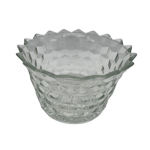 Puede incluir: Un cuenco de vidrio transparente con un patrón de diamante. El cuenco tiene un borde ancho y acampanado y una base redondeada.