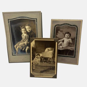 3 retratos de niños en estudio vintage en marcos de cartón decorativos en blanco y negro