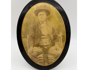Retrato antiguo de celuloide con medallón de hojalata y soporte para fotos de vaquero de 7,75 pulgadas.