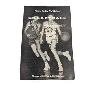 Könnte beinhalten: Vintage Basketball-Programmcover in Schwarzweiß. Das Bild zeigt zwei Basketballspieler in Aktion. Der Text enthält "BASKETBALL", "MOUNT ST. MARY'S COLLEGE", "Press, Radio, TV Guide" und "Mason-Dixon Conference".
