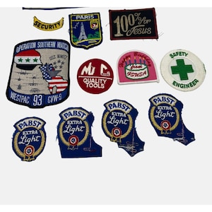 Può includere: Una collezione di toppe ricamate vintage, tra cui una toppa "100% per Gesù", una toppa "Safety Engineer", una toppa "Pabst Extra Light", una toppa "Paris", una toppa "Security", una toppa "Operation Southern Watch", una toppa "M.I. Quality Tools" e una toppa "Buon compleanno dagli USA".