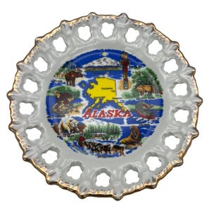 Vintage Alaska Souvenir Platte 7 "Gold Trim Retikulierter Rand Keramik Wanddekor mit State Map Totempfahl Wildtiere & Hundeschlittenszene