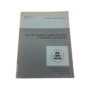 Puede incluir: Un documento antiguo titulado "Field and Laboratory Methods Applicable to Overburdens and Minesoils". La portada es de color gris claro y azul, con texto y un logotipo de la Agencia de Protección Ambiental de los Estados Unidos. Publicado en marzo de 1978.