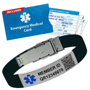 Puede incluir: Una pulsera médica negra con un cierre plateado y una placa plateada con el texto "MEMBER ID QR12345678" y un símbolo médico. Incluye una tarjeta médica de emergencia azul con el texto "Emergency Medical Card".