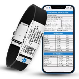 Pode incluir: Pulseira médica preta com fecho prateado e placa de metal branca. A placa tem informações médicas, um código QR e o texto "SCAN ME". Um smartphone exibe um cartão médico de emergência.