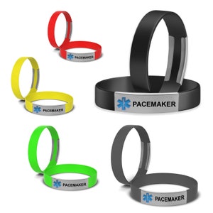 Könnte beinhalten: Vier medizinische Armbänder aus Silikon in verschiedenen Farben: Rot, Gelb, Grün und Schwarz. Jedes Armband hat eine silberne Platte mit einem blauen Lebensstern-Symbol und dem Text "PACEMAKER".