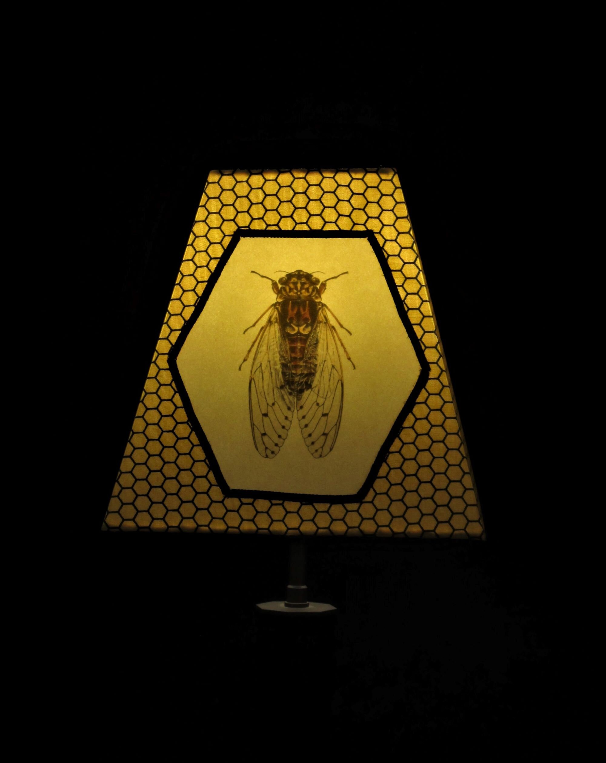 Abat-Jour Carré 20cm Jaune. Reine Des Abeilles sur Fond d'alvéoles de Ruche. Pour Cabinet Curiosité,