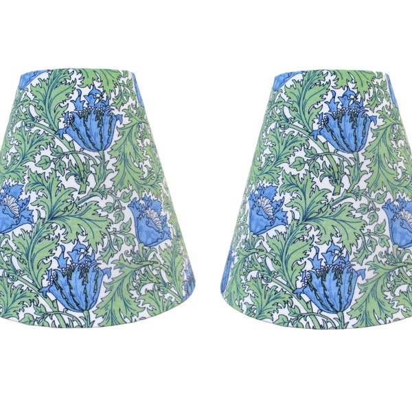 paire d'abat-jour à clipser pince-flamme 15cm coton imprimé William Morris aux anémones bleues et feuillages verts sur fond blanc