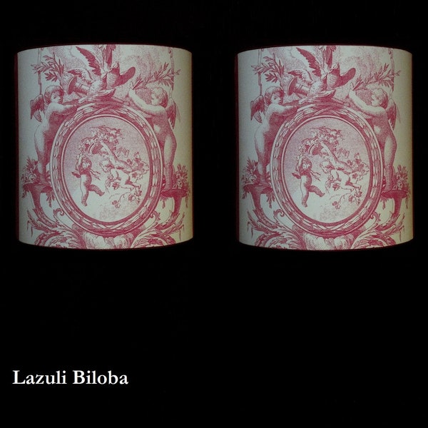 paire d'appliques ou d'abat-jour demi-lune 20 cm -8in en coton aux motifs de toile de Jouy rose. Anges, feuillages et guirlandes de fleurs