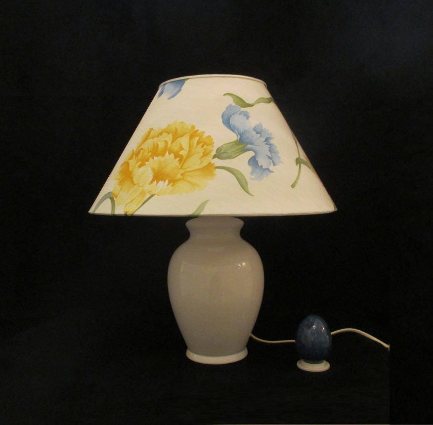 Lampe en Porcelaine Blanche avec Abat-Jour Tissu Imprimé Pierre Frey Aux Oeillets Jaunes et Bleus su