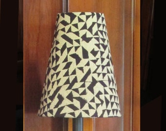 clip-on lampshade (18 cm high) with geometric ethnic patterns - black triangles on an ecru white background