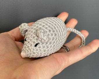 Schema per realizzare un topolino amigurumi all'uncinetto: decorazione a forma di animale o giocattolo per gatti (download digitale)