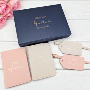 Personalised Passport Cover and Tag Personalised Bride and Groom Gifts Mr and Mrs Saffiano Fabric Set In Gift Box Wedding Present afbeelding 5