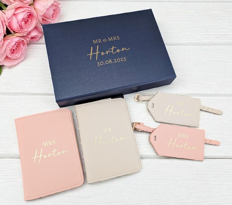 Personalised Passport Cover and Tag Personalised Bride and Groom Gifts Mr and Mrs Saffiano Fabric Set In Gift Box Wedding Present afbeelding 5