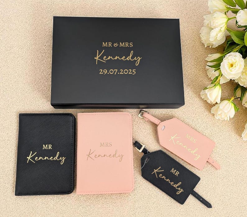 Personalised Passport Cover and Tag Personalised Bride and Groom Gifts Mr and Mrs Saffiano Fabric Set In Gift Box Wedding Present afbeelding 3