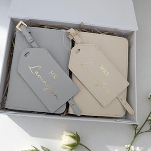 Personalised Passport Cover and Tag Personalised Bride and Groom Gifts Mr and Mrs Saffiano Fabric Set In Gift Box Wedding Present afbeelding 6