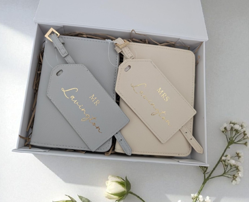 Personalised Passport Cover and Tag Personalised Bride and Groom Gifts Mr and Mrs Saffiano Fabric Set In Gift Box Wedding Present afbeelding 6