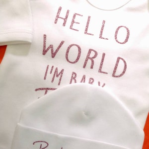 Personalised New Baby Outfit Hello World I am Surname Name Unisex Sleepsuit Hat Set Gift I'm Here Coming Home Romper Bodysuit Newborn Cotton image 4